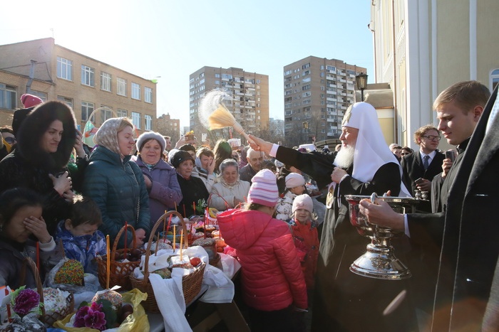 Патриарх Кирилл освящает куличи