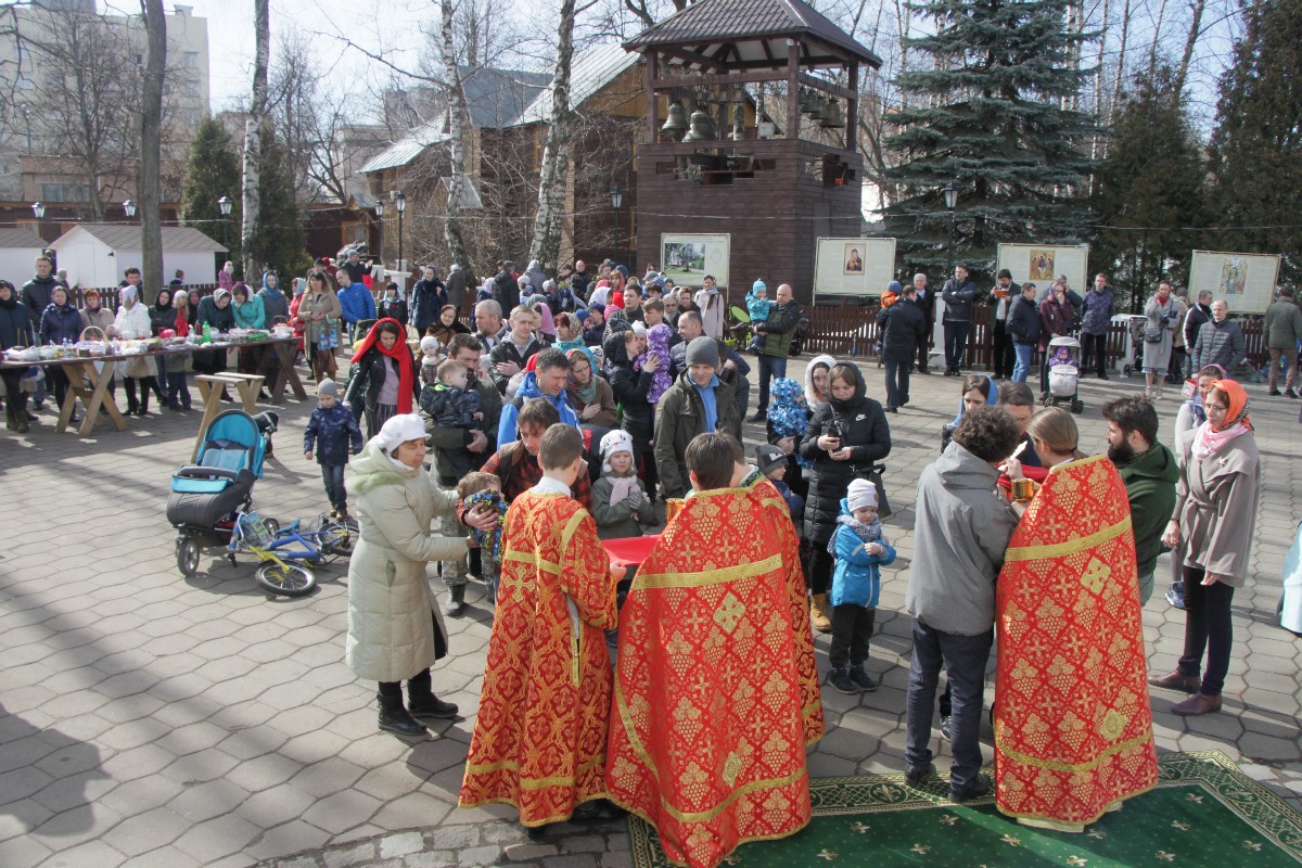 Уборка храма на Пасху