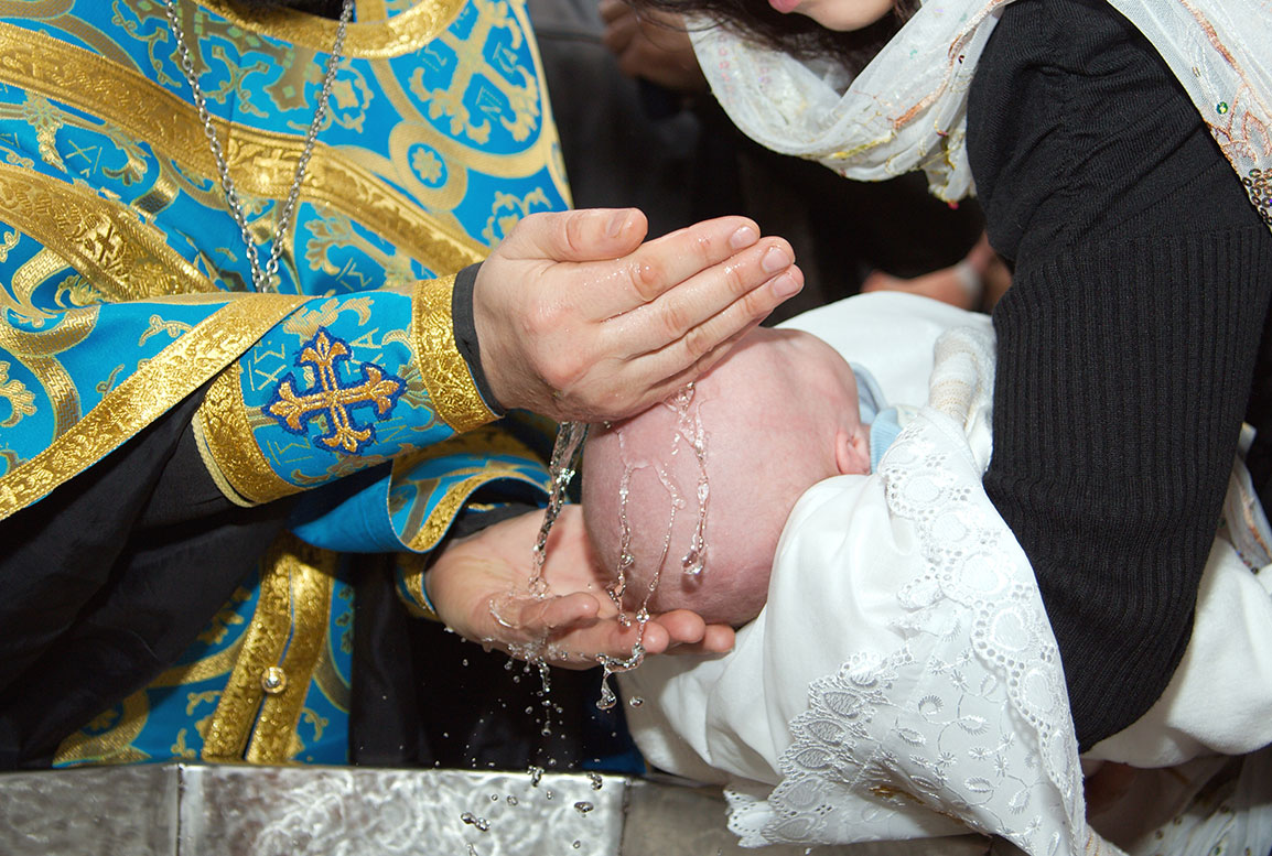 Что делает крестная во время крещения. Обряд крещения. Таинство крещения в православной церкви. Крестины в церкви. Крещение малыша.